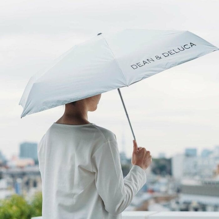 どんなコーディネートにも品良く馴染むカラーリング