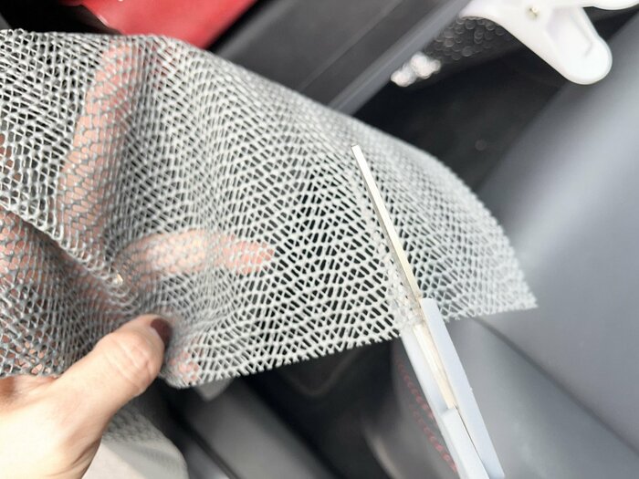 すべり止めマットは、ハサミで簡単にカットできます