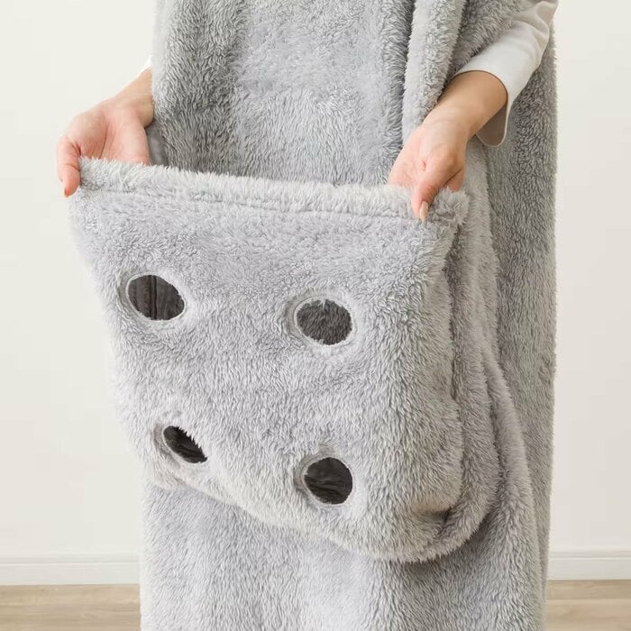 ポケットは前側に大きく開いており、猫を入れて一緒に過ごせます
