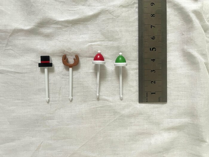 サンタの帽子（赤、緑）、トナカイのツノ、シルクハットの4本がセット