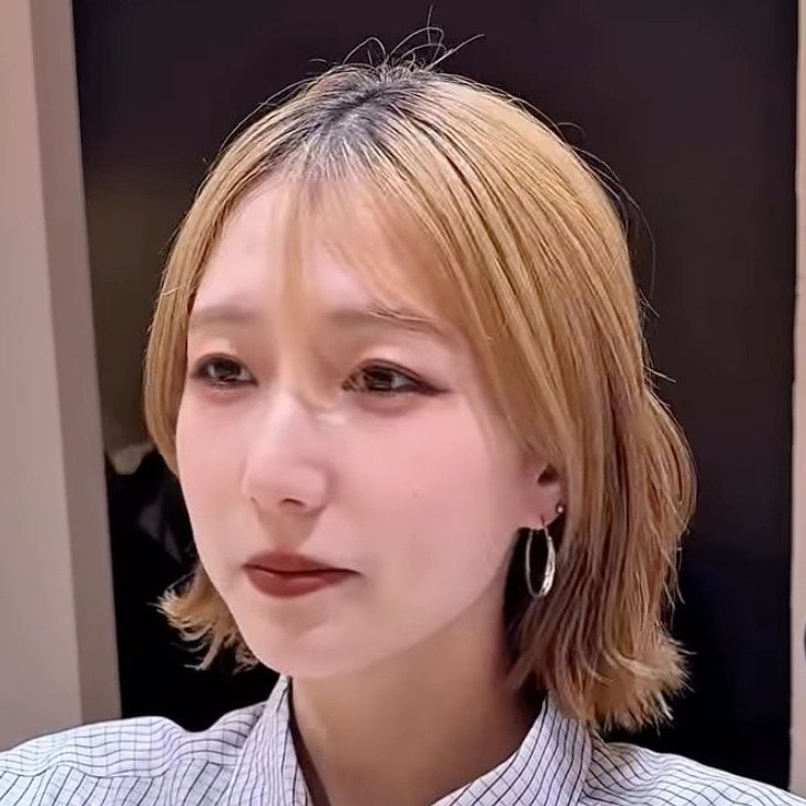 【大変身】うねり&広がりに悩む女性　ブリーチ毛を縮毛矯正したら→「ガチやばい！」