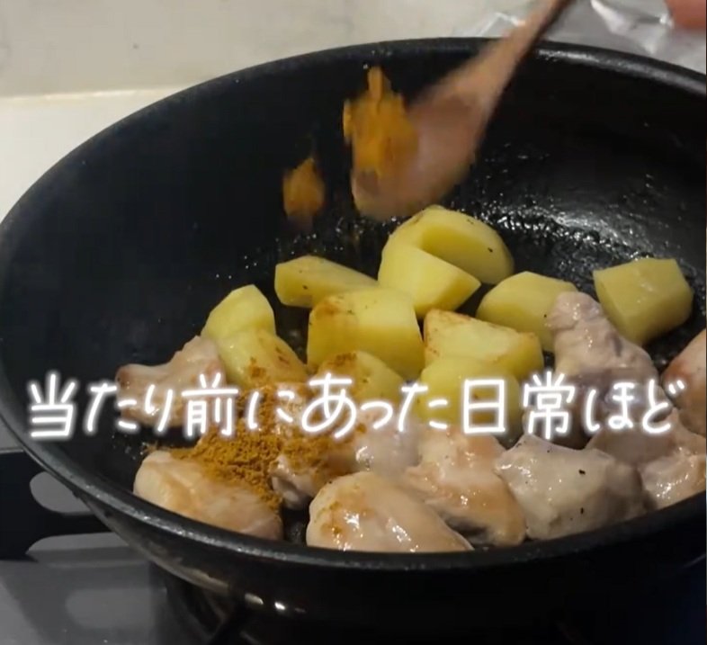 50代母が作る「ジャガイモと鶏肉のカレー炒め弁当」ボリューム満点な出来栄えが美味しそう