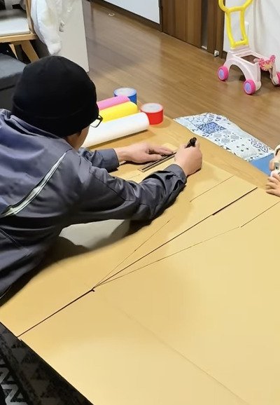 「ナイスパパ！」跳び箱が欲しいという娘さんのために...→パパが強度抜群の〈ダンボール跳び箱〉をDIY！「力作！」と話題