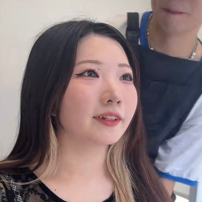 「7か月ぶりの来店」女性が“来年のブリーチ”を見据えてカラーした結果…ツヤ感が可愛い「ブルーブラック」ヘアに！