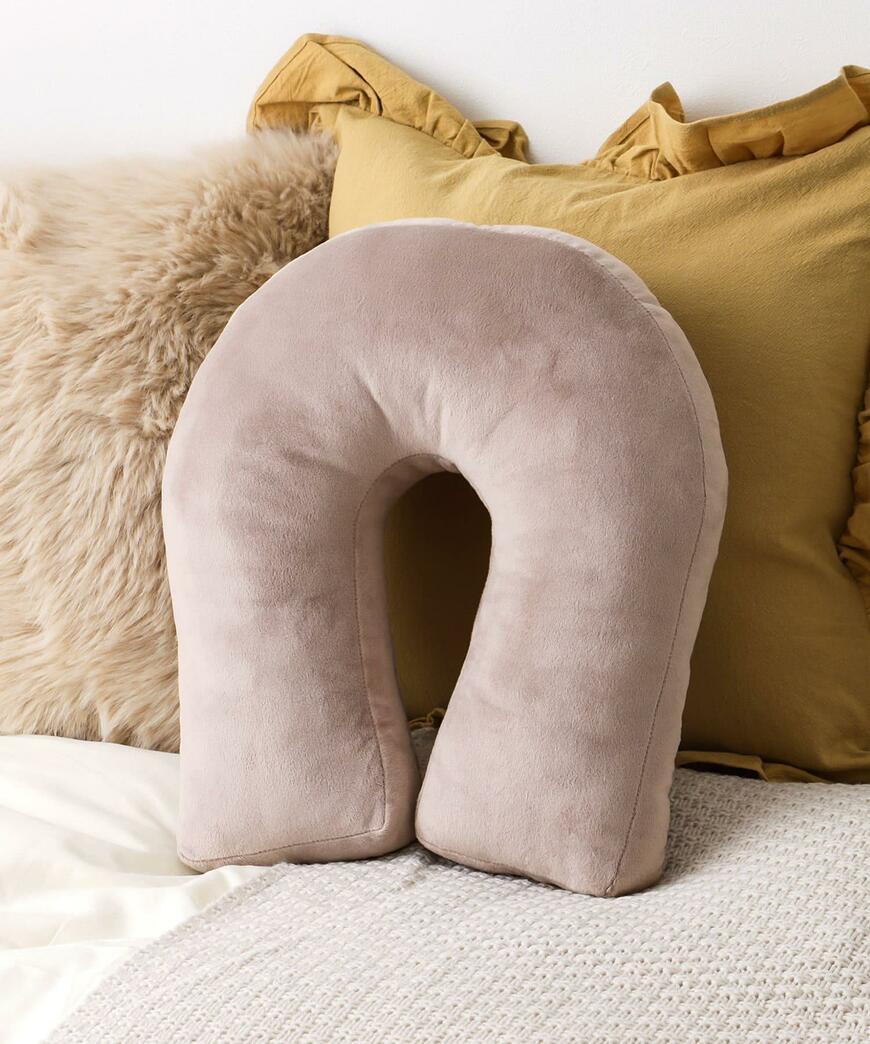 使わない時、飾っておくだけで素敵なデザインです／出所：パルグループ公式ファッション通販サイト 3COINS アーチ型クッション