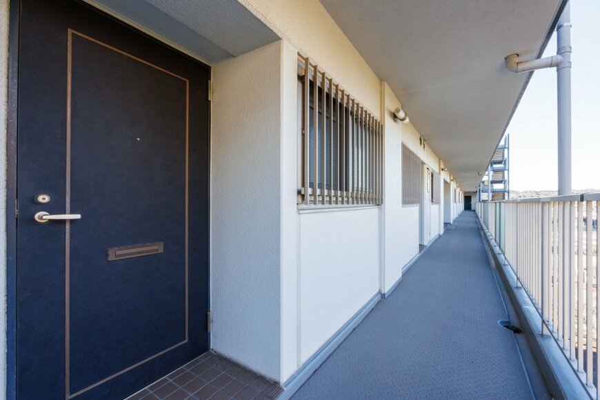 アパートの通路脇に咲いた花を見てみたら…「異世界感ある」「ミャクミャクっぽい」と20万いいね