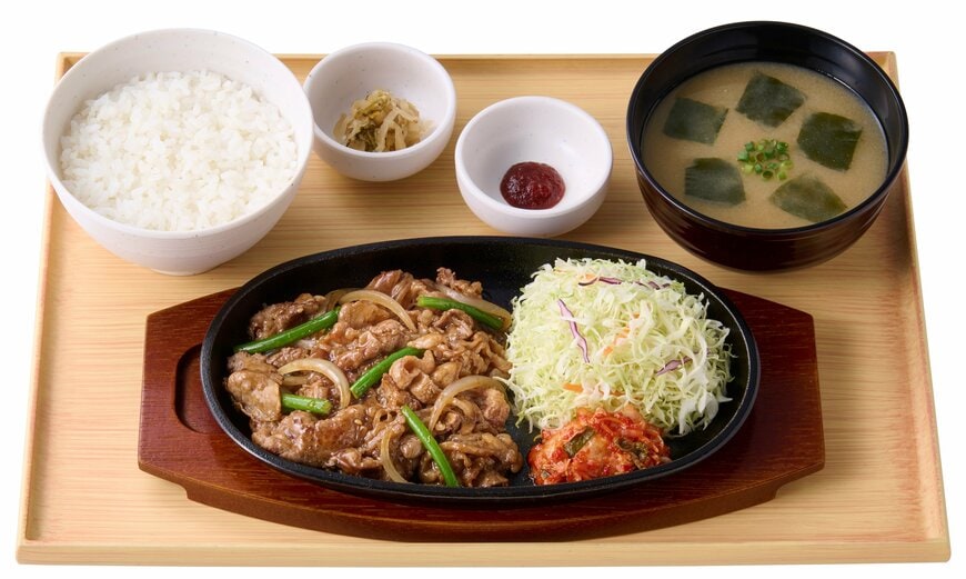 出所：株式会社プレナス「「やよい軒」世界共通フェアTEPPAN FAIR(鉄板フェア)第１弾！　ジューシーな牛肉をコク旨の特製だれと炒めて食欲そそる『牛カルビ焼肉定食』・『牛カルビ焼肉とコロッケの定食』」