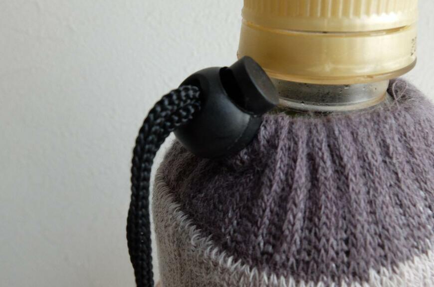 ダイソー、ニットペットボトルカバー(ネコ、絞りひも付)