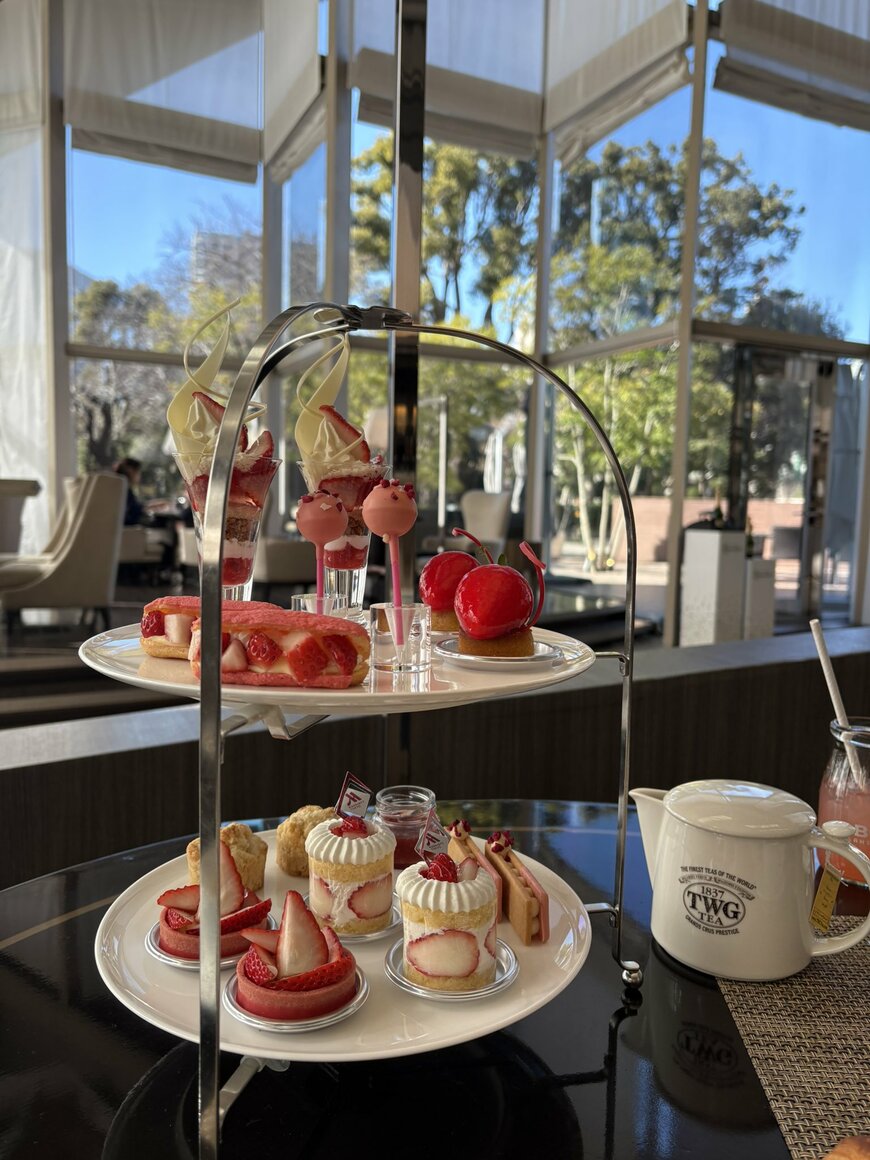 外の景色も楽しめる優雅なアフタヌーンティー