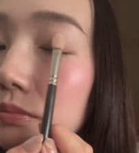 【30代垢抜けメイク】元外資系美容部員店長が伝授！「アイシャドウブラシ」の使い方