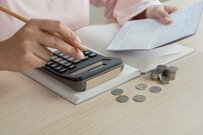 《ふたりの老後》65歳以上リタイア夫婦「標準世帯はひと月3.4万円の赤字」貯蓄平均は2500万円超だけど…