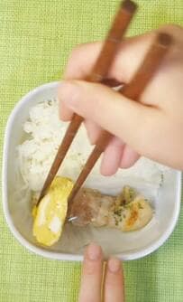 【母の愛が詰まったお弁当】シャケとほうれん草で彩りバッチリ！愛情弁当を見る