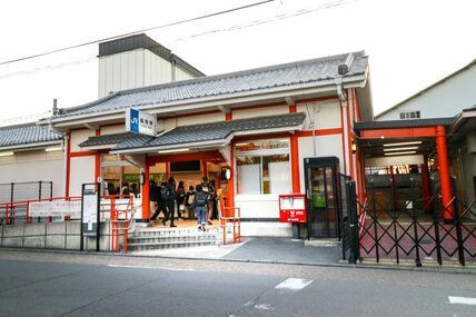 京都府の駅で見つけた不思議な案内表示　左から読むと意味不明な文章になる光景に「昭和初期か？」