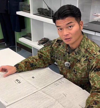 避難所でスリッパが無いときどうする？【自衛官直伝ライフハック】新聞紙を靴に変える裏ワザに反響！