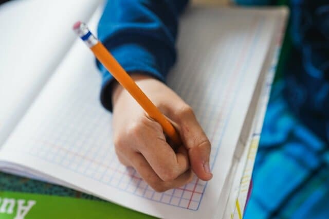 「小高い“おか”に登る」小4子供の宿題テキスト　思わず困惑してしまう「漢字問題」の正解が話題