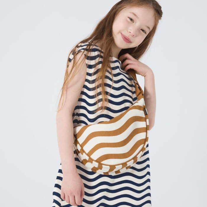 コットン100%生地を表地として使用したショルダーバッグ