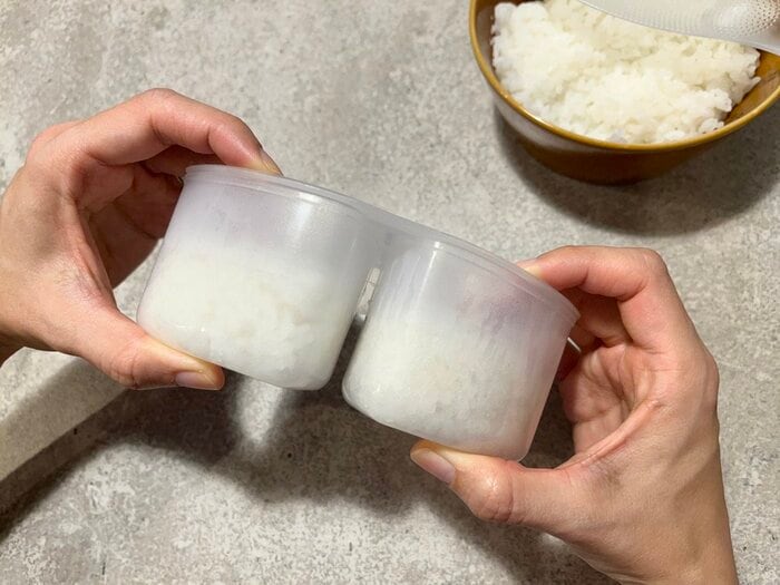 両手でぎゅっと押す