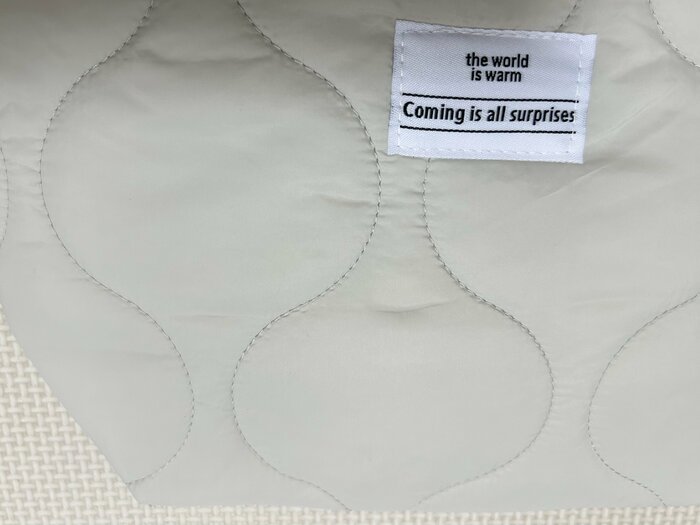 中に綿などが入りもこもこしている作りなので、厚みが出て暖かい印象に