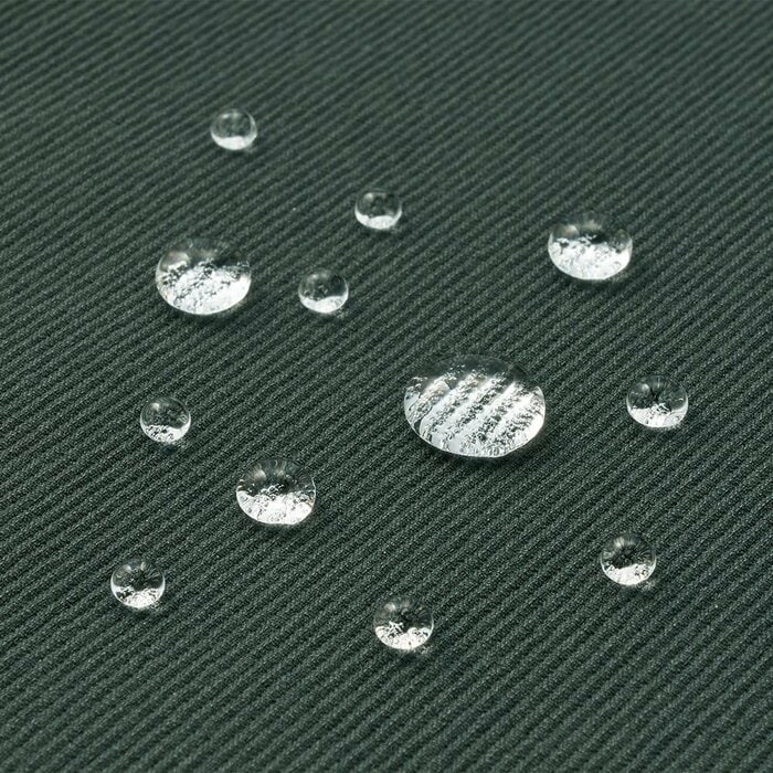 上下とも高撥水で、水をはじきやすいのも特徴です