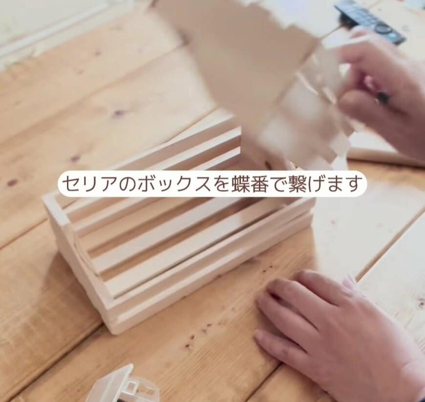 直置きで場所を取るペーパー類に。セリアの「木製ボックスL」を活用し、空間を圧迫しない壁掛け仕様のペーパーホルダーを構築する真似したいDIY術