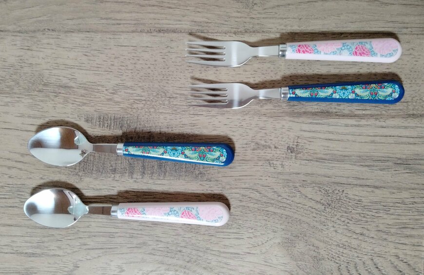 筆者撮影（セリア、スプーン17cm ウィリアムモリス柄、フォーク17cm ウィリアムモリス柄）