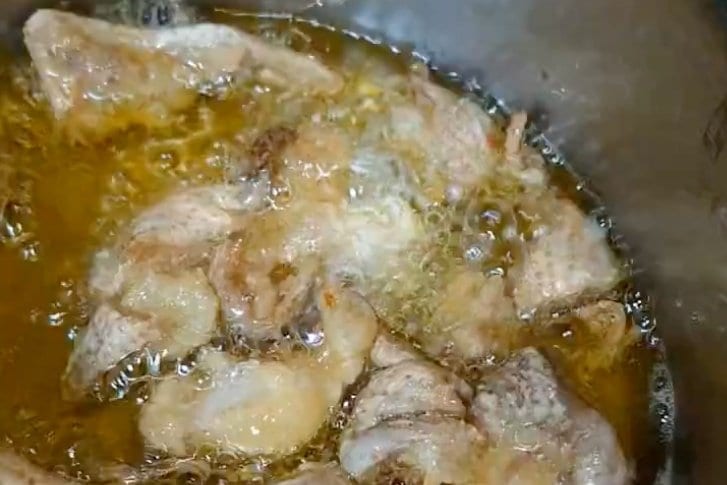 【弱火で温めた鶏皮】とれた鶏油のすごい量　「こんなに出るんだ」「おいしそう」