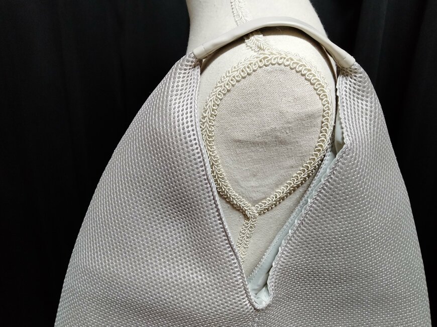 出所：筆者撮影（3COINS　メッシュトライアングルバッグ）