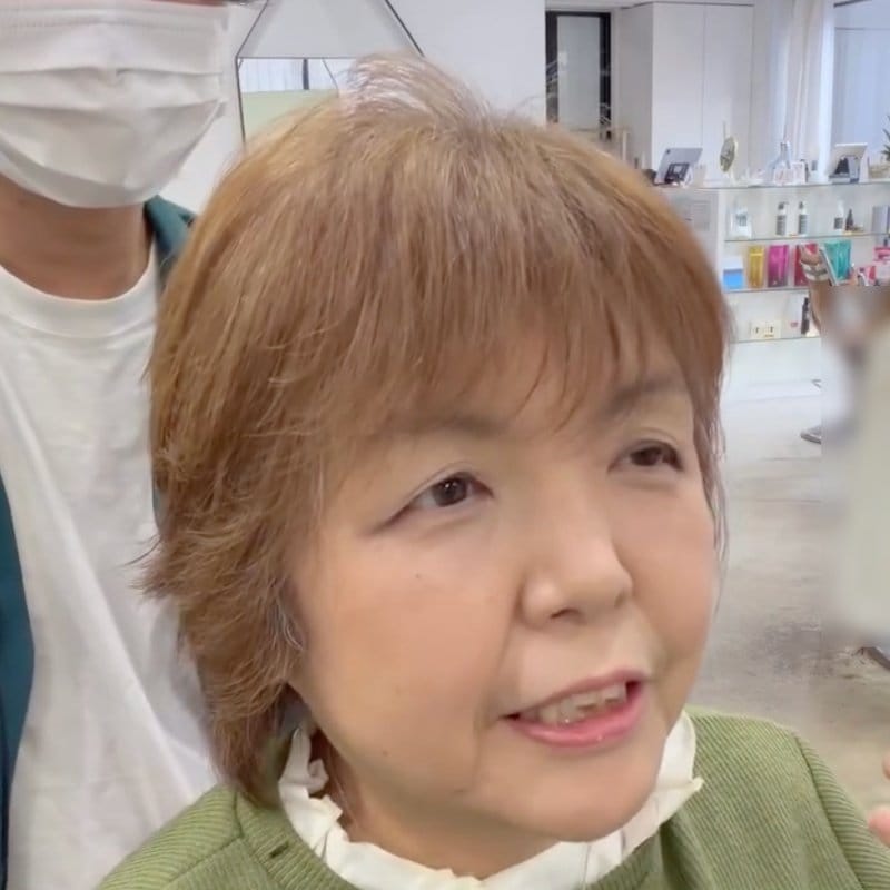 「絶壁でぺったんこ」頭の形に悩めるショートヘアの女性。「お任せカット」で印象チェンジ！「チャーミング！」の声