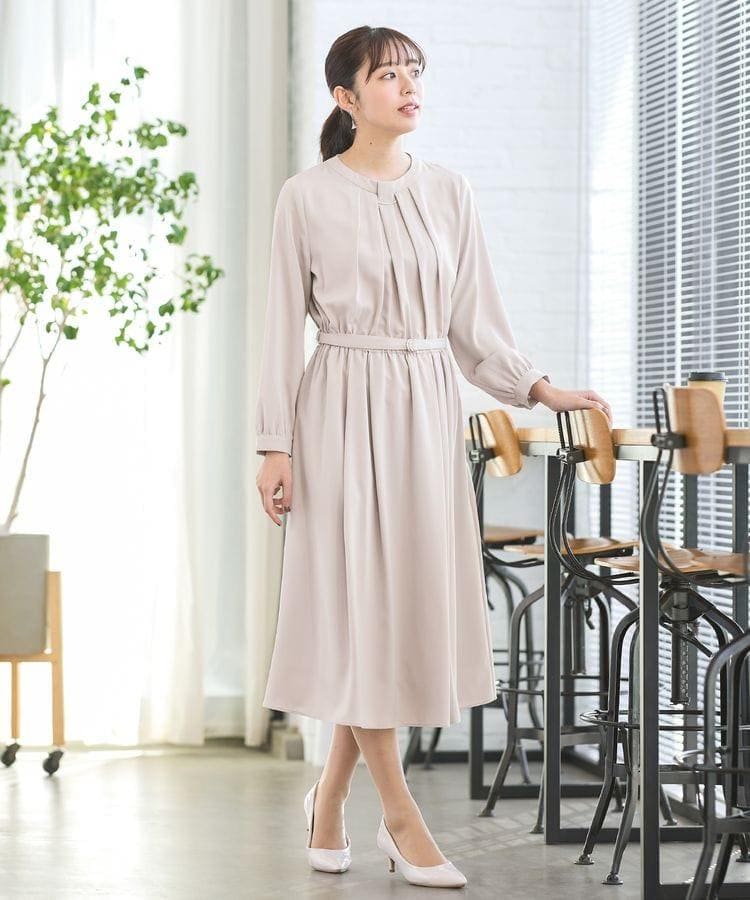 フロントタックとゆったりシルエットが素敵です／出所：ハニーズ公式通販 アクセ付ワンピース