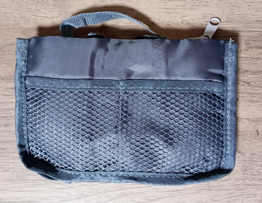 筆者撮影（ダイソー、マチが広がるバッグインバッグ（9ポケット、幅約18cm））