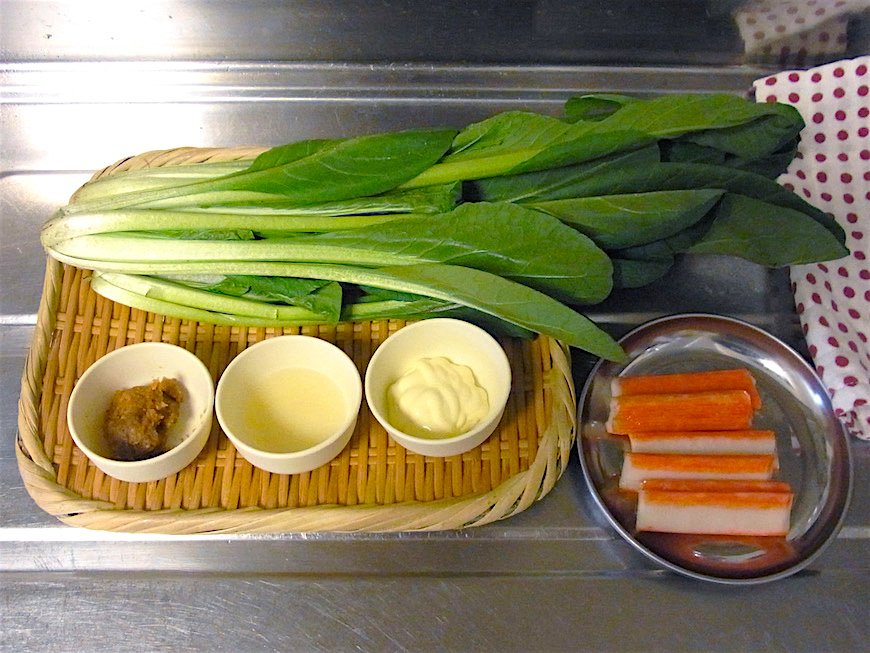 材料は小松菜とカニカマ、ぬたのタレ用の味噌、マヨネーズ、酢