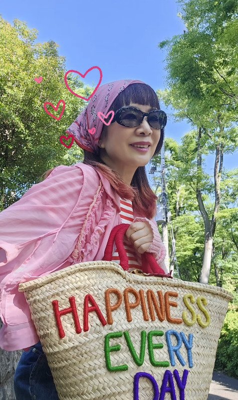【69歳マダム】ハッピーなロゴバッグがアクセントの「夏コーデ」がおしゃれ！気分が上がる着こなしに「可愛い」の声が続出