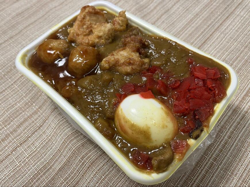 「弁当 つるや」で購入したエンムスカレー