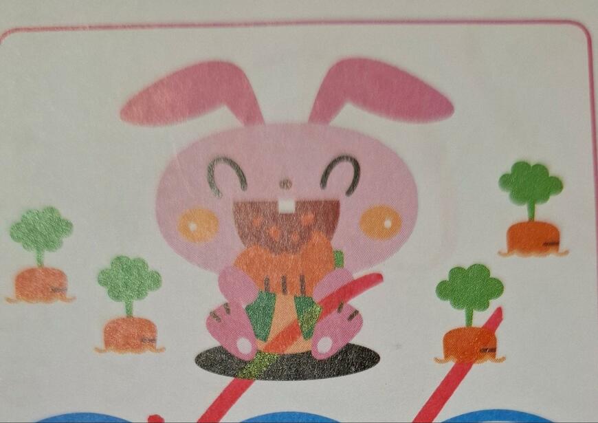 ウサギがにんじんを食べているイラスト