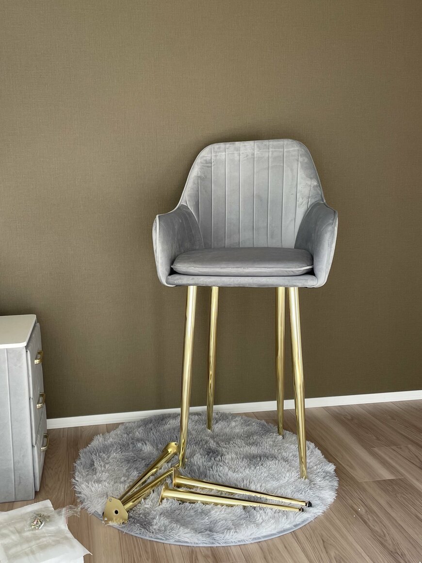 足を使間違えた椅子