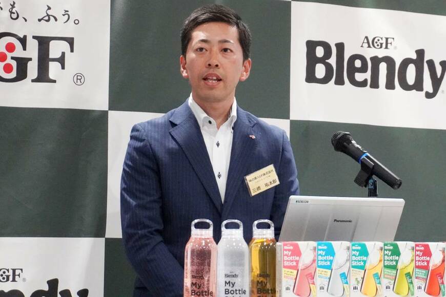 壇上で説明をする人