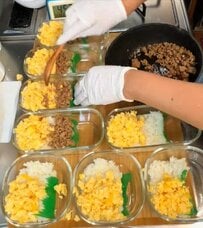 唐揚げたっぷりの〈3色丼弁当〉が美味しそう！ボリュームも彩りも満点の仕上がりが話題