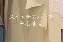キッチンのボロボロな壁紙を自力でDIY。新しく貼り替えるだけで見違えるほど清潔感のある空間へと大変身する、お部屋の印象を明るく変える実用的なリメイク術