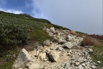 登山中に見つけた「金属片」をよく見ると…　ロマンを感じる「落とし物」が話題