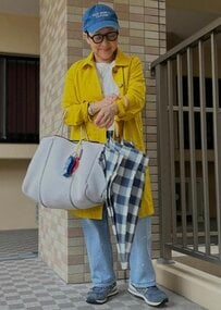 【64歳マダム】鮮やかな〈イエローのレインコート〉でポップな雨の日コーデ！爽やかなスタイリングに「お似合いですね！」の声