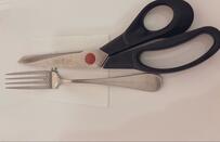 北海道民ならわかるらしい…？　ハサミとフォークで食べるまさかの料理に「ナプキンの六がヒントだね」