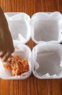 「お店だったら爆売れしそう！」盛り付けの手際もすごい！タッパー入り【冷凍パスタ弁当】が話題