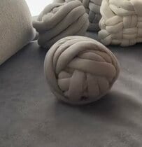 【100均DIY】センスありすぎ　チャンキーヤーンとリボンで可愛い「クッションカバー」を簡単DIY