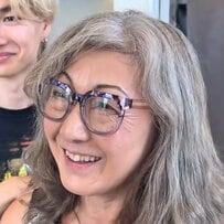 【アリゾナから来たマダム】クセありシルバーヘアが似合わせカットで変身！若々しくアグレッシブな「ショートカット」に