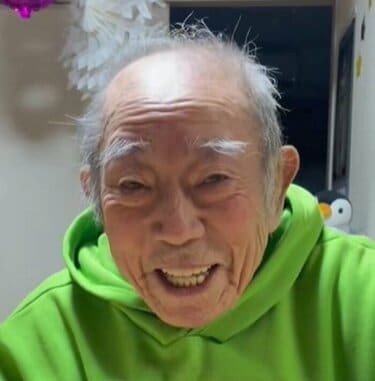 88歳おじいちゃん】念願の「シール帳作り」動画が話題！ウキウキ嬉し