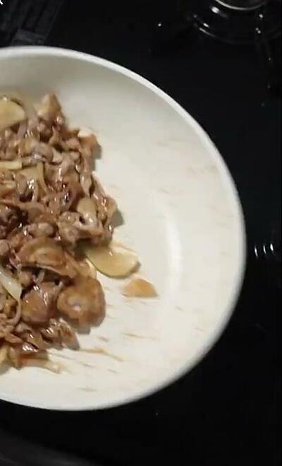 自家製の焼肉だれで炒める