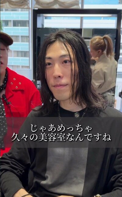 肩にかかるほど伸びた、ビフォーの重めロングヘア