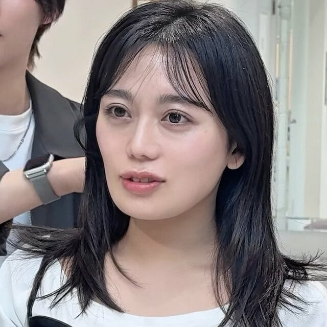 アホ毛や広がりに悩むセミロング女性→縮毛矯正×カットで…ふんわり可愛い〈ミディアムレイヤーボブ〉スタイルに！