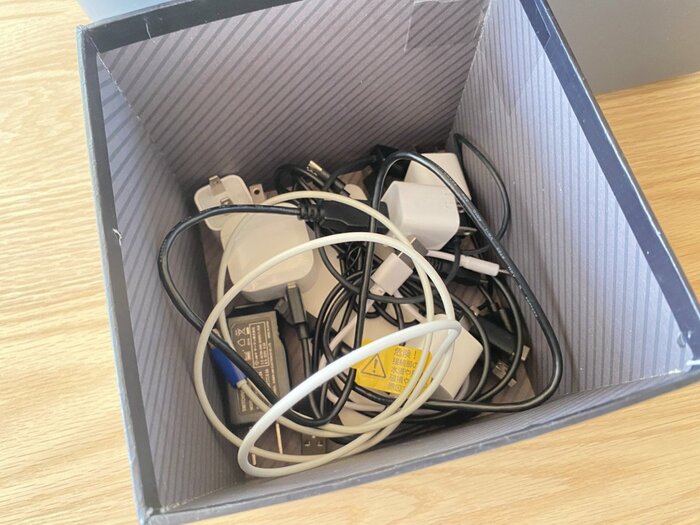 長年悩みの種だったごちゃごちゃのケーブル