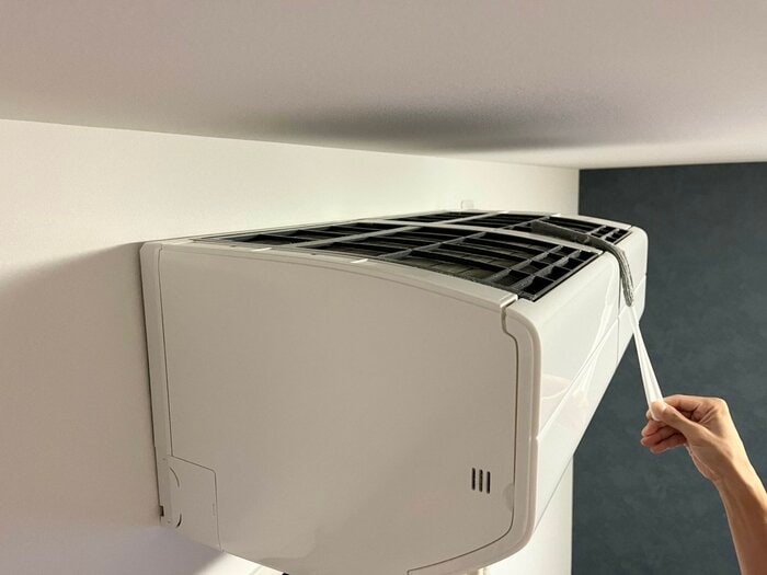 エアコンに沿わせたお掃除スティックを横にスライドします